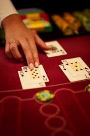 Antarmuka aplikasi mobile liga 808 menampilkan live dealer roulette dan menu navigasi